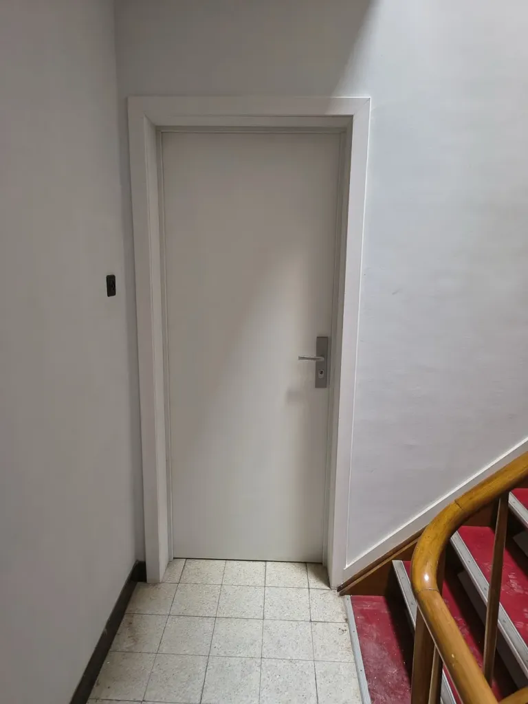 Witte deur in een trappenhal