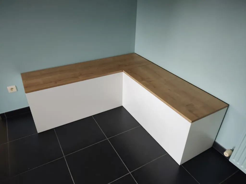 Hoekzitbank met houten zitting en witte onderkast