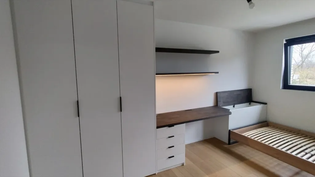 Jongerenkamer met witte kastwand, bureau en bed op maat