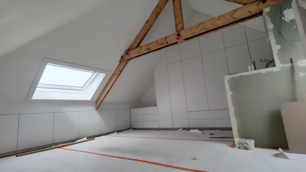 Kastwand onder een schuin dak, op maat van het knieschot
